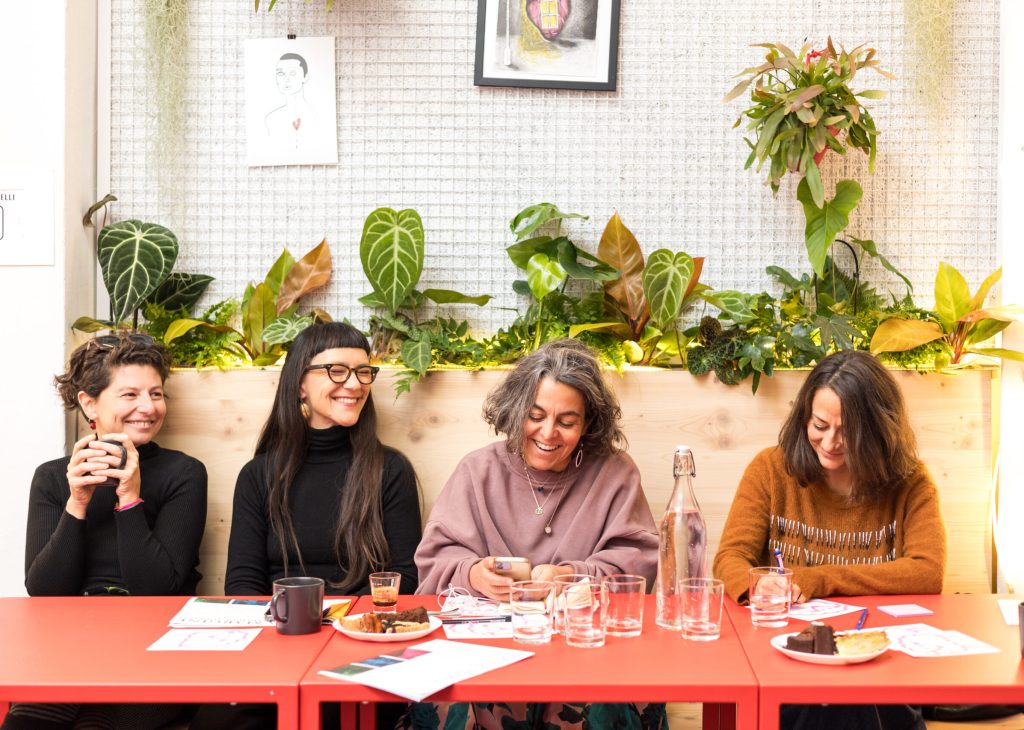 COLAZIONE 
Un ciclo di incontri mattutini dedicati a chi vuole fermarsi a riflettere con calma su temi che toccano il nostro presente. La prima serie mette al centro partecipazione, cultura e trasformazione sociale: un caffè condiviso diventa il punto di partenza per scambiare idee, pratiche e visioni su come vivere e costruire comunità.

Un progetto di Noemi Satta con Ecate Cultura, Trova Festival e Scip app 
Con la partecipazione di Marta Cuscunà, Teresa Pedretti e Azzurra Muzzonigro

7 novembre 2025
Hug bistrot, Milano